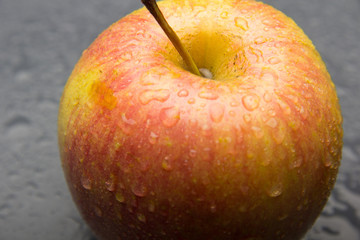 Manzana fresca y sana llena de gotas de agua