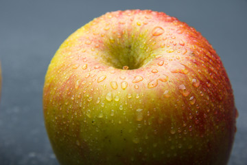Manzana fresca y sana llena de gotas de agua