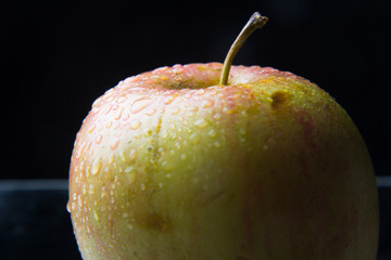Manzana fresca y sana llena de gotas de agua