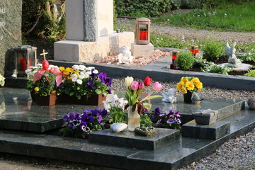 Am Friedhof, frühlingshaft geschmückte Gräber zu Ostern, christlicher Friedhof in Deutschland
