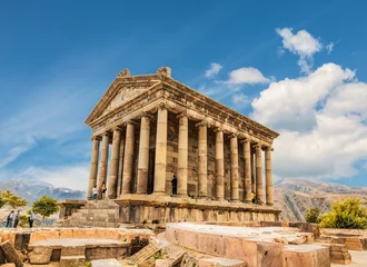 Fotobehang Bedehuis Toeristen in de buurt van de tempel van Garni - een heidense tempel in Armenië werd in de eerste eeuw na Christus gebouwd door de Armeense koning Trdat