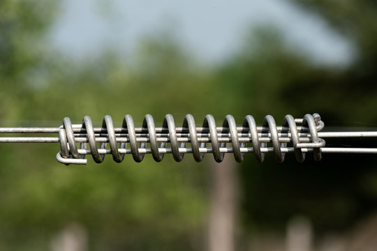 Drahtspanner/Verbindung  in spiralform an einem Elektrozaun um Weideland