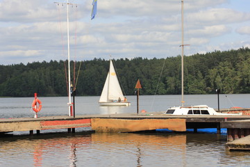 żaglówka na jeziorze © michal