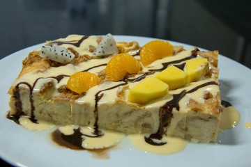  bread pudding and vanilla sauce with fruit