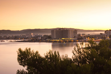 Fototapeta premium Hotel im Sonnenuntergang am Meer