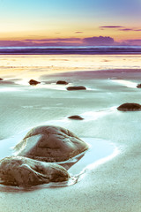 Obrazy na Szkle  Isle of Skye, Highlands of Scotland - zachód słońca nad plażą Talisker i oceanem