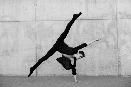 Fototapeta Ballerino dancing against wall