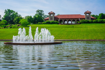 The World's Fair Pavilion on a early summer morning. Designed by English architect Henry Wright, located in Forest Park, Saint Louis, Missouri. - obrazy, fototapety, plakaty