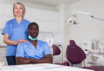 Obraz premium Dentist with assistant in the workplace in clinic