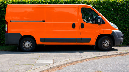 Seitenansicht eines einfarbigen Transporters, Kastenwagen