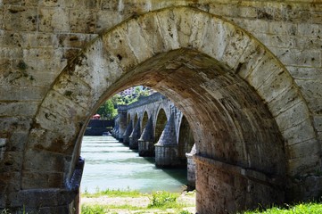 Fototapeta na wymiar the arch of the old stone bridge