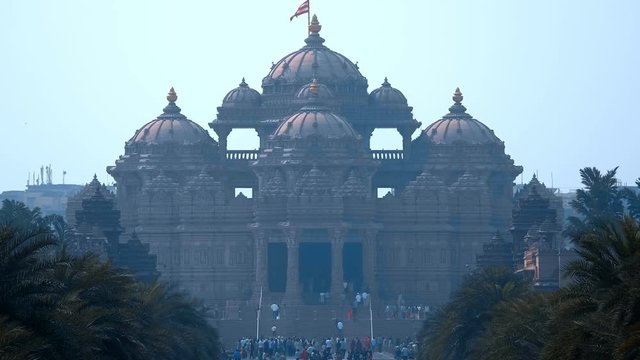 Akshardham is Hindu temple complex in Delhi, India, the famous national landmark built in 2005 years is the grandest hindu temple in the world