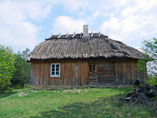 Fototapeta na wymiar Drewniana opuszczona chata