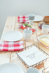 Przepyszne domowe śniadanie przygotowane na drewnianym stole w słonecznej kuchni. Great things...