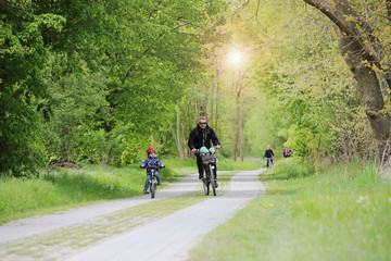 Vater und Sohn fahren Fahrrad