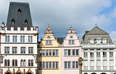 Obraz premium Stadthäuser auf dem Marktplatz von Trier