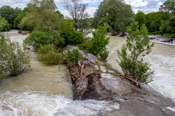 Isar Hochwasser in München, Bayern. Flut Überschwemmung Fluss