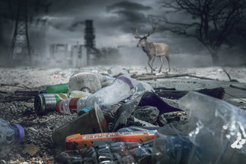 Zerstörte Natur mit Plastikmüll und Industrie