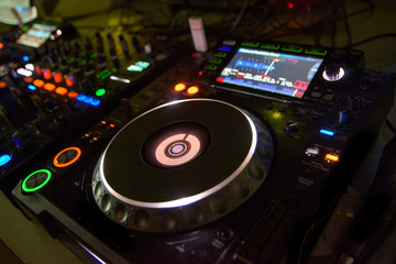 Fototapeta na wymiar mesa de mezclas dj musica electronica controladora con disco