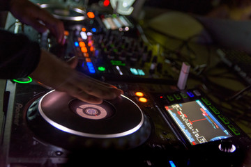 Obraz premium dj mezclando en discoteca usando el plato