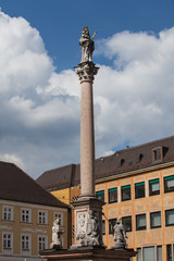 Fototapeta na wymiar Freising - Hl. Maria auf dem Marienplatz vor weiß-blauem Himmel