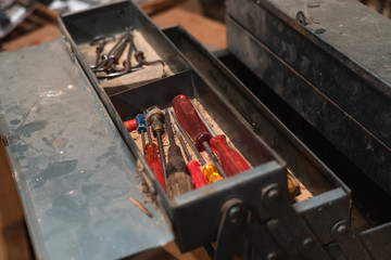 boite à outils dans l'atelier de mon grand-père