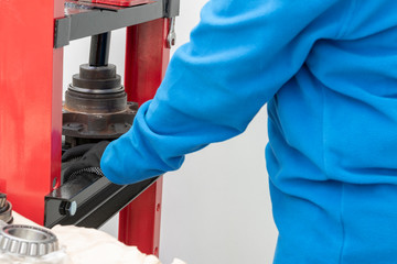 Un mecánico está colocando un nuevo rodamiento para la rueda de un automóvil.