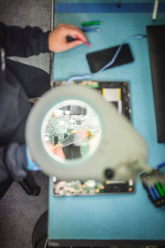 Ingenj&circ;r arbetar vid arbetsbord i elektronikaff&permil;r