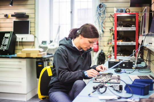 Koncentrerad tekniker arbetar i verkstad i elektronikaff&permil;r