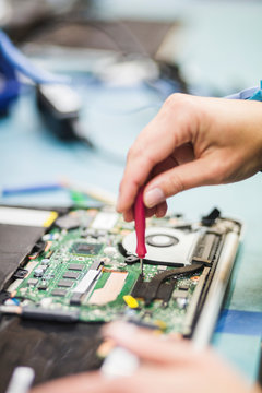 Tekniker lagar datorkomponent i elektronikaff&permil;r