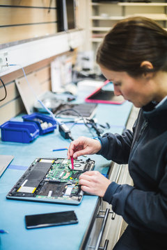 Kvinnlig ingenj&circ;r lagar laptop i elektronikaff&permil;r