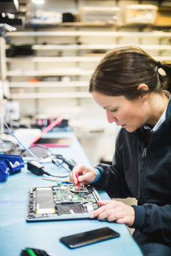 Ingenj&circ;r lagar datorutrustning i verkstad