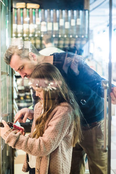 Dotter visar flaska f&circ;r pappa i mataff&permil;r