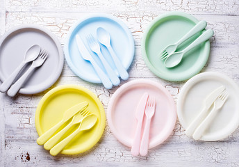 Fototapeta na wymiar Colorful plastic dishes for summer picnic