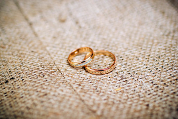 Obraz na płótnie Canvas wedding rings with beautiful carvings on the sand background