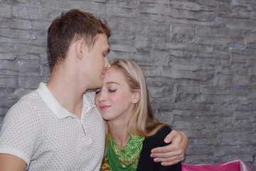 Couples are eating together. And the love close. Show love at the restaurant at leisure.Portrait of a bright couple enjoying a meal. And enjoy drinks.