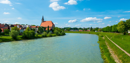 Laufen, Bayern und die Salzach an einem sonnigen Sommertag