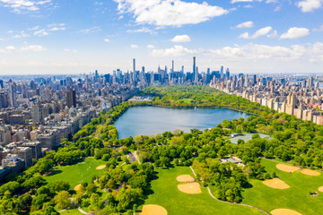 Luchtfoto van het Central park in New York met golfvelden en hoge wolkenkrabbers rondom het park.