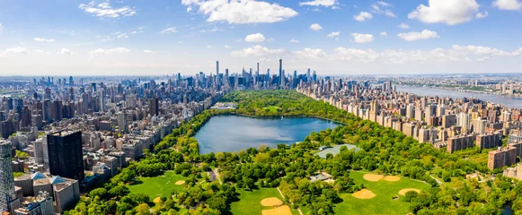  Luchtfoto van Central Park, Manhattan, New York. Park is omgeven door wolkenkrabber. Prachtig uitzicht op het Jacqueline Kennedy Onassis Reservoir midden in het park. © ingusk