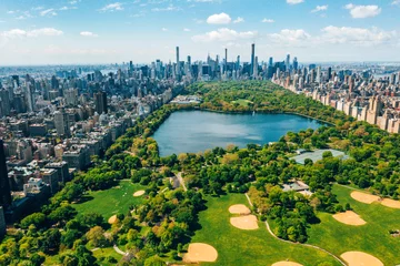 Fotobehang Luchtfoto van Central Park, Manhattan, New York. Park is omgeven door wolkenkrabber. Prachtig uitzicht op het Jacqueline Kennedy Onassis Reservoir midden in het park. © ingusk
