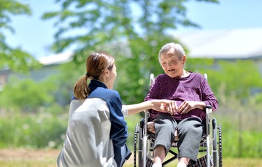 老人介護施設・初夏を楽しむ母