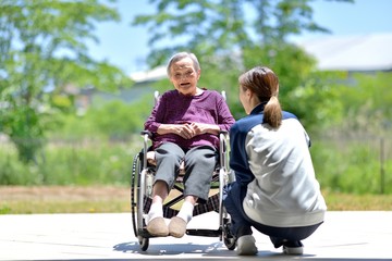 老人介護施設・初夏を楽しむ母