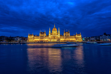 Fototapeta na wymiar Hungarian Parliament and Danube River at Night