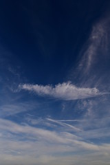 Naklejka na ściany i meble 青空、印象的な雲。空の背景素材