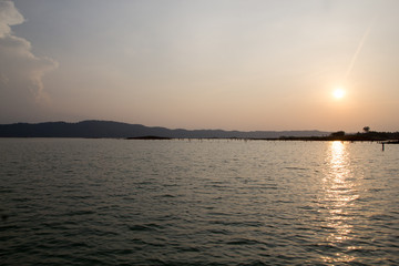 Obraz premium Lake view against sunset