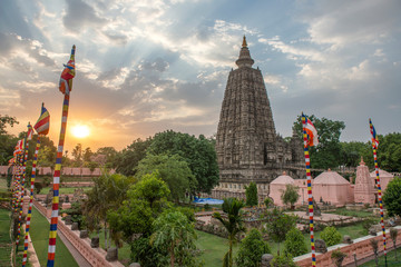 Obraz premium The side view of the stupa at Mahabodhi Temple Complex in Bodhgaya at sunset.