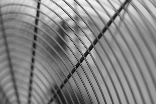 Close up a un ventilador gigante con sus aspas girando.