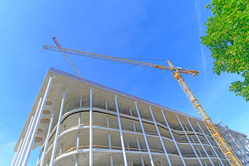 Baukran an einer Großbaustelle