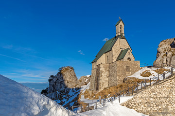 Fototapeta na wymiar Kleine Kapelle auf dem Gipfel des Wendelstein