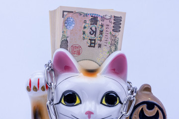 鎖で縛られた招き猫